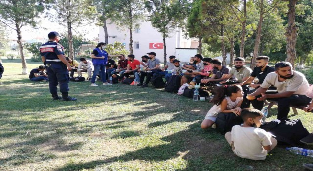 İzmirde 278 düzensiz göçmen ve 4 organizatör yakalandı