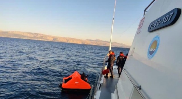 İzmirde 45 düzensiz göçmen kurtarıldı