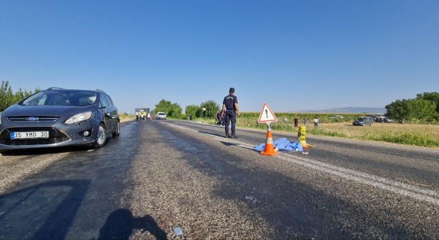 İzmirde araç yayalara çarptı: 1i çocuk 2 ölü