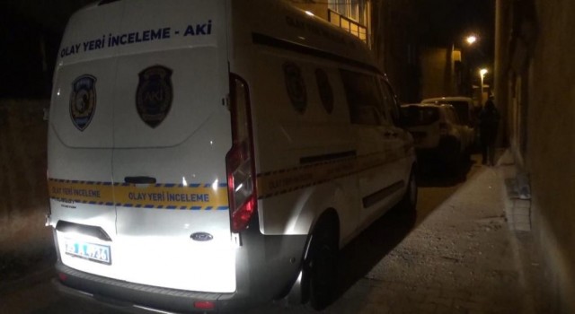 İzmirde bir kişinin evde ölü bulunmasıyla ilgili 2 kişi gözaltına alındı