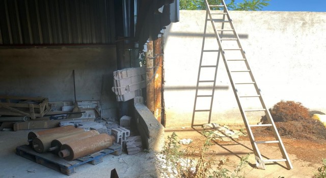 İzmirde fabrika duvarını kırıp hırsızlık yapan şüpheliler tutuklandı