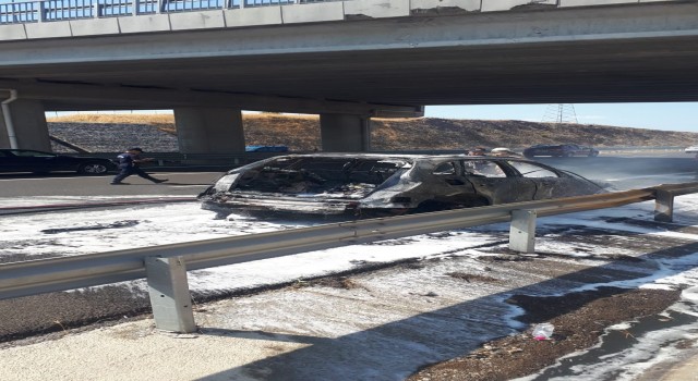 İzmirde gurbetçi ailenin otomobili yandı