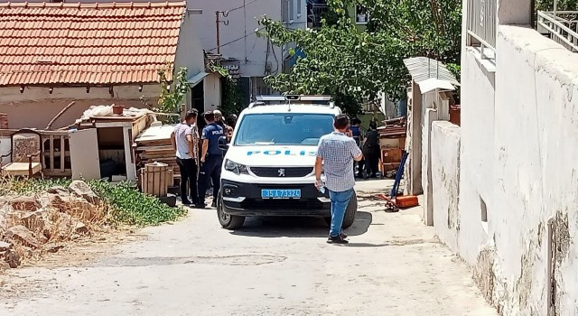 İzmirde hareketli dakikalar: Bir kişi karısını bıçakla rehin aldı