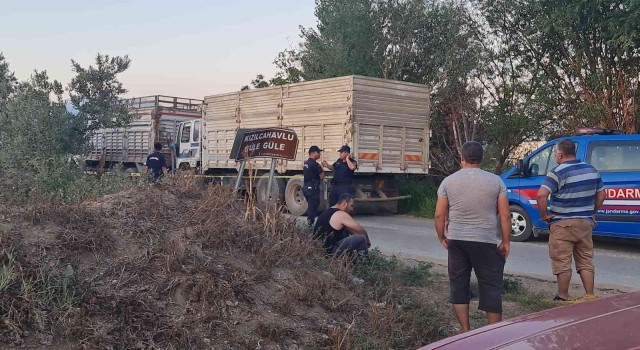 İzmirde iki kamyonun arasında sıkışan şahıs hayatını kaybetti