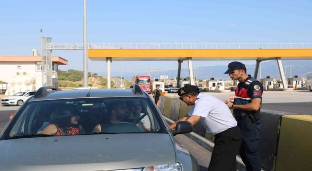 İzmirde jandarma ekipleri bayramda trafik denetimlerini arttırdı