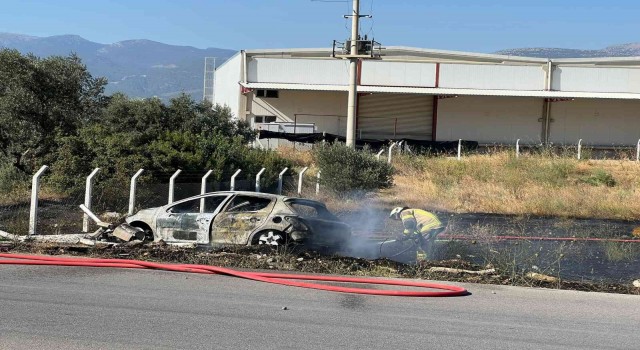 İzmirde kaza yapan araçta çıkan yangın otluk alana sıçradı