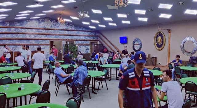 İzmirde kumar operasyonu: 87 kişi suçüstü yakalandı