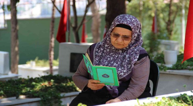 İzmirde şehitliklerde buruk bayram arifesi