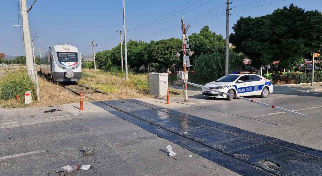 İzmirde tren ile motosiklet çarpıştı: 1 ağır yaralı