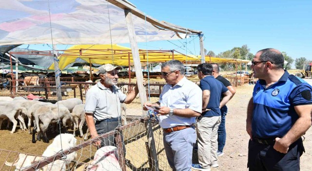 İzmirde zabıta ekipleri kurban satış yerlerini denetledi