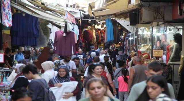 İzmirdeki Tarihi Kemeraltı Çarşısında bayram hareketliliği