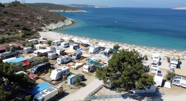 İzmirin gözde tatil merkezlerinden Foçada tatilci yoğunluğu