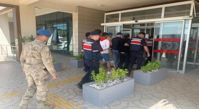 Jandarmadan haklarında yakalama kararı olan 17 suçluya operasyon