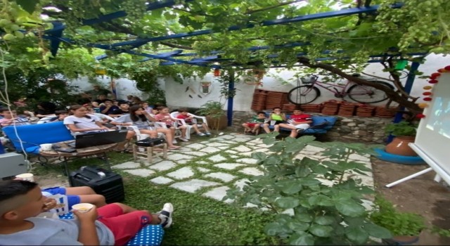 Kaanın konağında çocuklara sinema keyfi