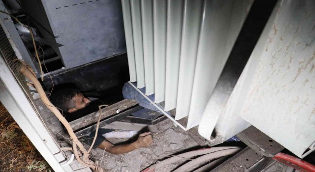 Kablo çalmak için girdiği trafo içerisinde sıkışınca yakalandı
