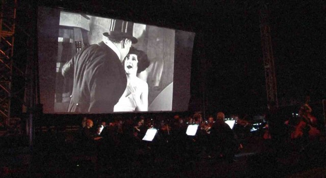 Kadıköy Kalamış Yaz Festivalinde film gösterimine büyük ilgi