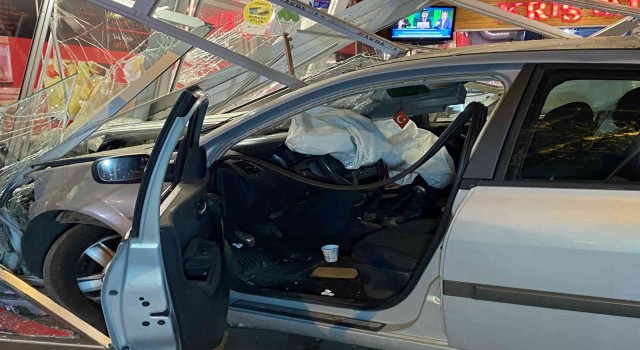 Kadıköyde 21 yaşındaki alkollü sürücü kafeye daldı