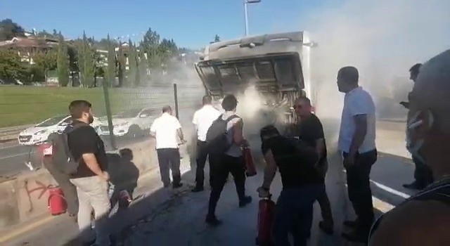 Kadıköyde metrobüste yangın çıktı, yolcular panikle dışarı atladı
