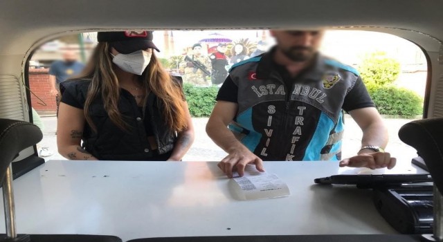 Kadıköyde taksi camından sarkarak dans eden kadın ve taksiciye para cezası