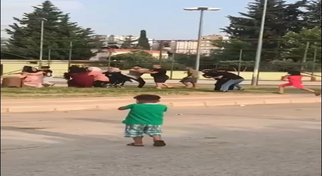 Kadınların kavgası erkekleri aratmadı, olan çocuklara oldu