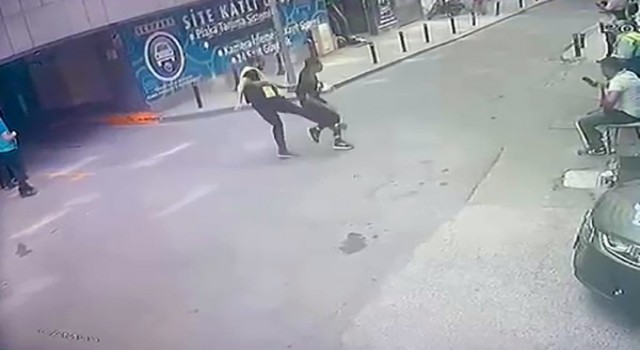 Kahraman otoparkçı, hırsızı tekme atarak yakaladı