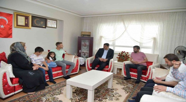 Kahramankazan Belediye Başkanı şehit aileleri ve gazileri ziyaret etti