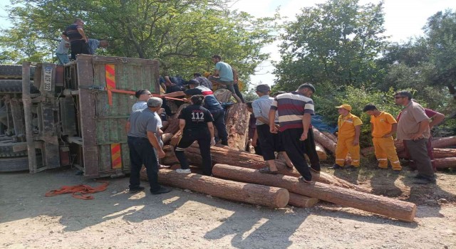 Kahramanmaraşta tomruk yüklü kamyon devrildi: 1 ölü, 2 yaralı