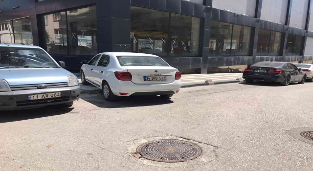 Kaldırıma çıkarak park eden sürücüye tepki