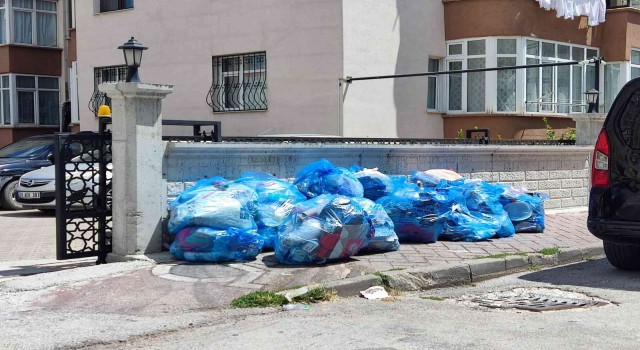 Kaldırımlardaki çöp poşetleri ve inşaat atıkları dikkat çekiyor