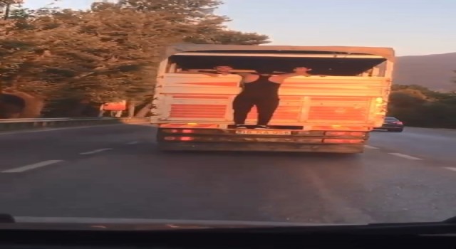 Kamyon kasasının kapağına tutunarak gitti, görenlerin yüreği ağzına geldi