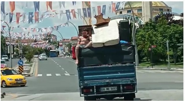 Kamyonet kasasındaki tehlikeli yolculuk kamerada
