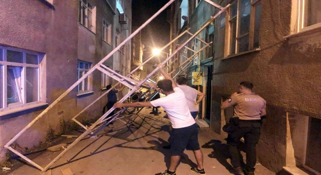 Kamyonetin çarptığı iskele karşı apartmana devrildi