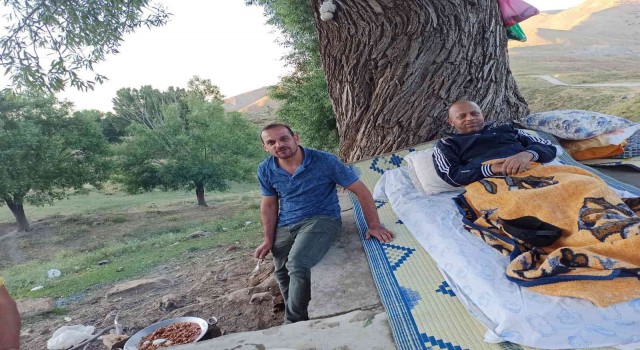 Kanser hastası olan akrabaları için doğada geceleyip yüksek dağlarda kamp kuruyorlar