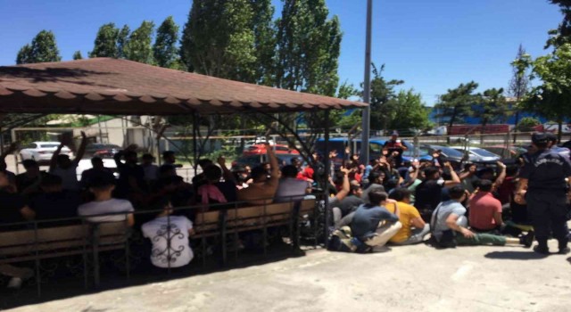 Kapalı kasa kamyonette 103 kaçak göçmen yakalandı