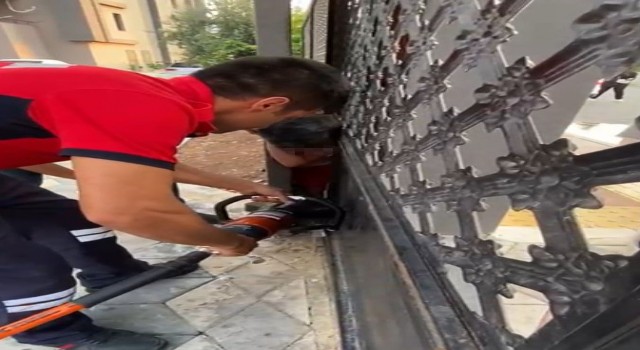 Kapıya sıkışan çocuğu itfaiye kurtardı
