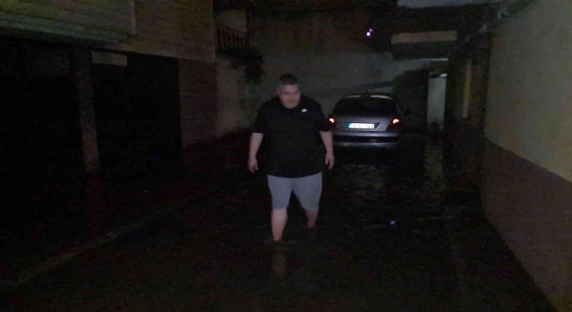 Karabükte caddeler göle döndü, dükkanları ve apartman girişlerini su bastı