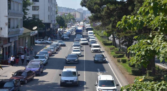 Karadeniz Sahil Yolunda bayram yoğunluğu