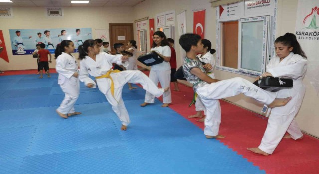 Karaköprüde çocuklar için yaz spor kursları sürüyor