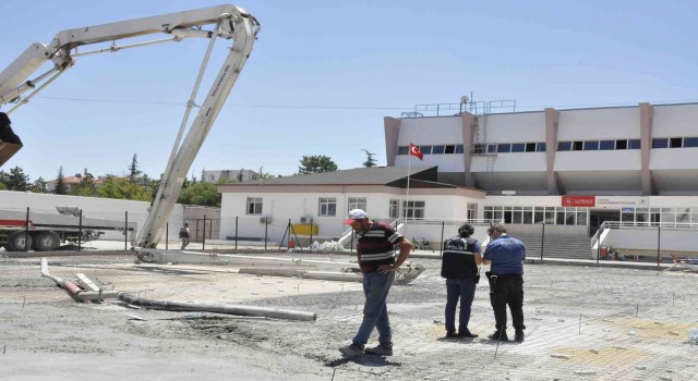 Karamanda üzerine beton pompasının demir kolu düşen işçi ağır yaralandı