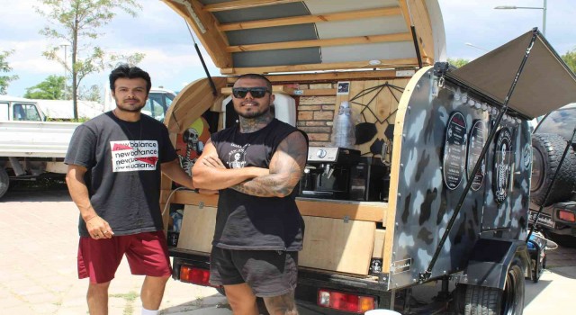 Karavanda kahve ile hem çalışıp hem geziyorlar