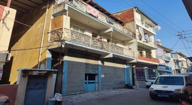 Karısının ilişkisi olduğunu düşündüğü genci defalarca bıçaklayarak öldürdü