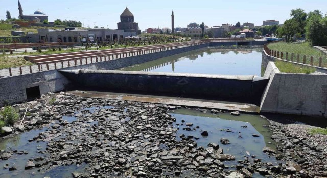 Kars Çayının temizliği sürüyor
