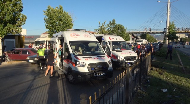 Karşı şeride geçen otomobil 2 araçla kafa kafaya çarpıştı; 3 yaralı
