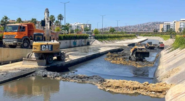 Karşıyakadaki derelerden 5 bin 500 ton yabancı madde ve dip çamuru çıkarıldı