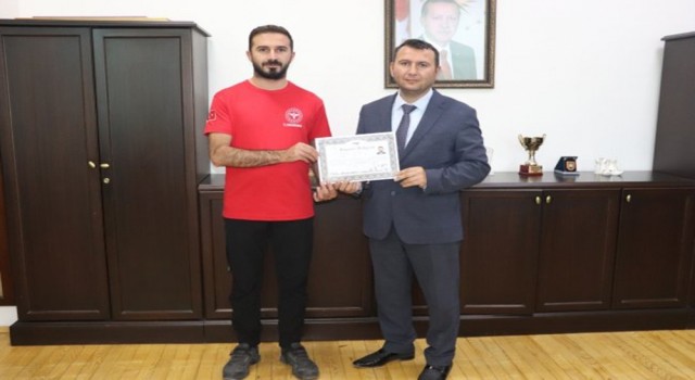Karsta 2 sağlıkçıya başarı belgesi verildi