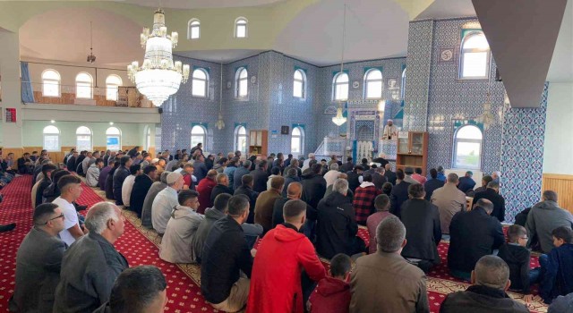 Karsta Bayram namazında camiler doldu