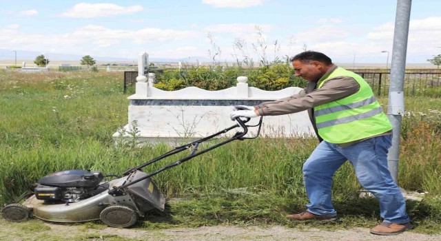 Karsta bayram öncesi mezarlıklara bakım yapılıyor