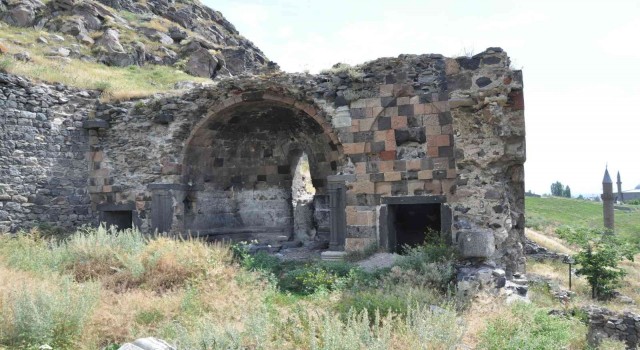 Karsta defineciler kiliseyi kazdı