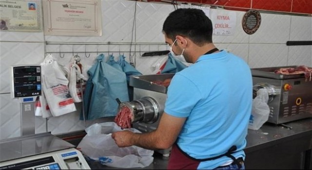 Karsta kasapların kıyma mesaisi başladı