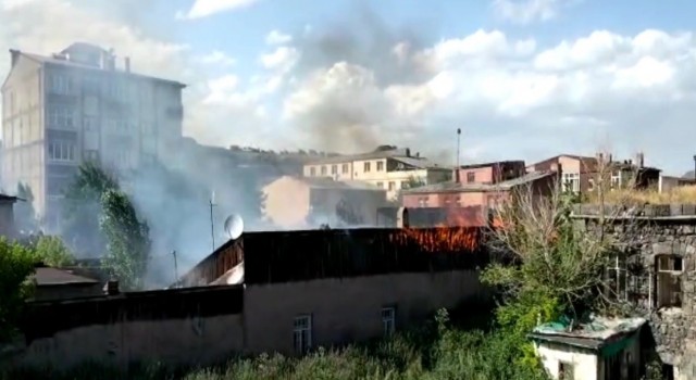 Karsta tarihi metruk binadaki yangın çevre evlere sıçradı